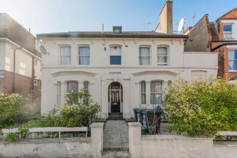 ZERO DEPOSIT AVAILABLE. LONG LET. Set within a classic period conversion in the heart of fashionable Muswell Hill, this bright 1 bedroom flat offers ample living space with modern fixtures and fitting