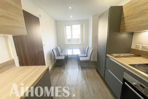 Nestled in the vibrant heart of Manchester, this spacious and contemporary four-bedroom house offers an exceptional living experience. With its prime location near the City Centre, MediaCity, and the