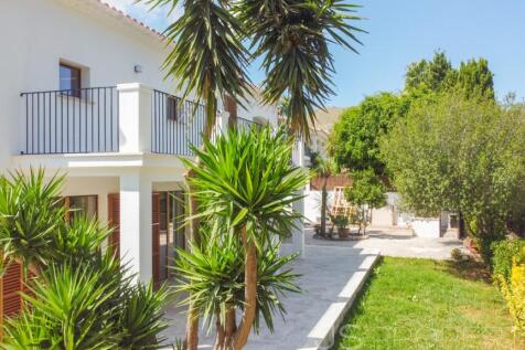 Modern luxury home with pool in a prime location in Puerto Pollensa