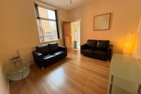 ** Zero Deposit Guarantee Available **
AVAILABLE NOW. 2 bedroom furnished flat to rent. On Street Parking and good transport links to the city centre.