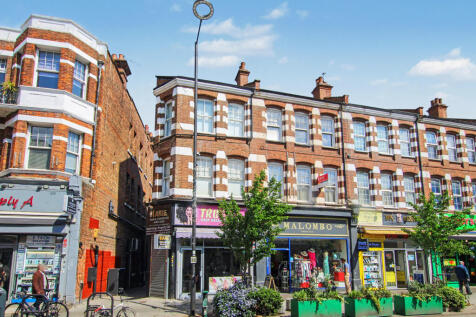 Hamways are delighted to offer this top floor studio flat conveniently located in this bustling high street location.
