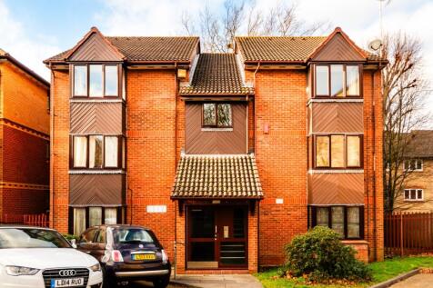 Alex Crown are pleased to present this well-proportioned partly furnished purpose-built studio flat, ideally located in Palmers Green, N13.