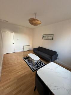 This one-bedroom flat in Meadowbank, Edinburgh offers a spacious public room, modern bathroom, gas central heating, private parking, and access to a shared garden. Available from 13 September 2026. De