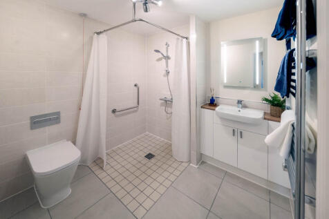 Contemporary level access shower room