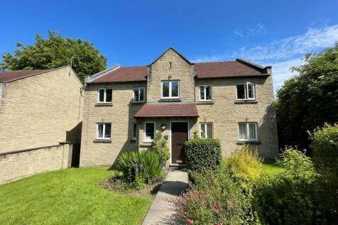Conveniently located within easy access of Leeds City Centre, as well as Leeds Bradford Airport, this well maintained two bedroom first floor apartment.