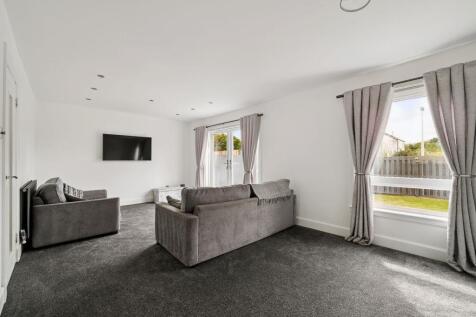 Lounge & Dining Area