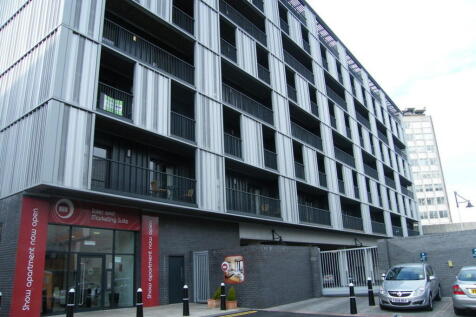 A modern, one bedroom apartment to let in Birmingham City Centre. Close to Snow Hill train station, the property benefits from secure, gated parking. It is furnished, including some integrated applian