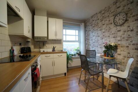 2 Bedroom Flat in LL57 1YQ