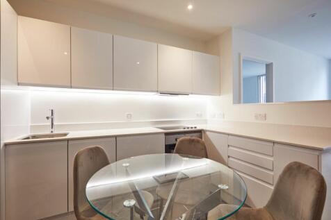 5th floor apartment to rent in the heart of Manchester city centre! Available July