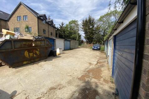 Garage Oakley Close 3.jpg