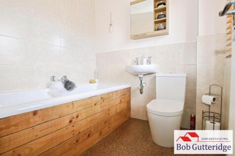 FIRST FLOOR BATHROOM