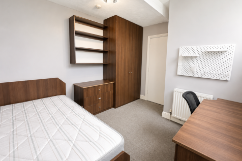 Well located 5 bedroom house share, suitable for students and professionals a like, fully furnished rooms with shared living spaces, located in a prime location in Leeds.