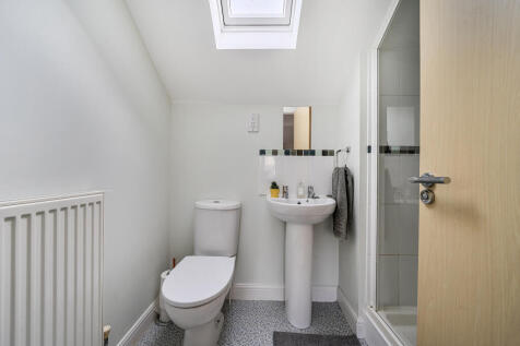 En-Suite (Bedroom 2)