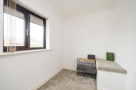 15 Midhurst  Grove - Bedroom (2).jpg