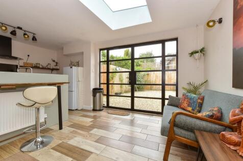 Kitchen/ Breakfast Area