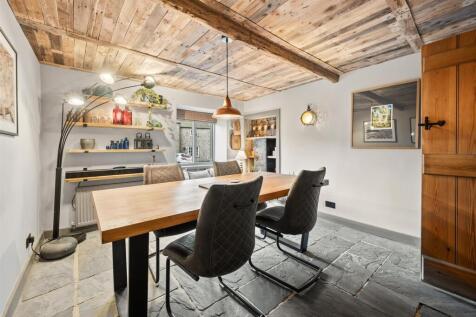 Saxton Mee Well Yard 0046.jpg