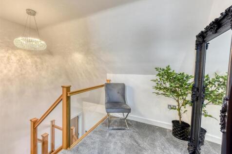 5a Ormes Lane-May25-landing.jpg