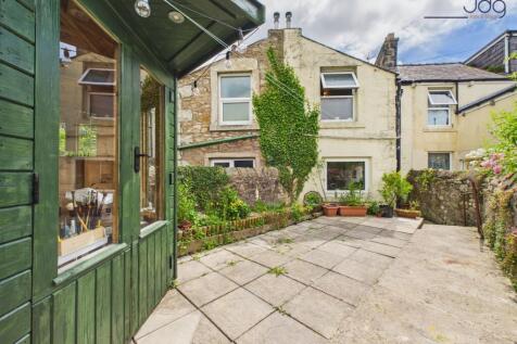 North facing yard with summer house