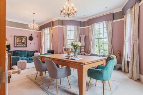 Dining/lounge with Italian cornicing/architraving and chandeliers