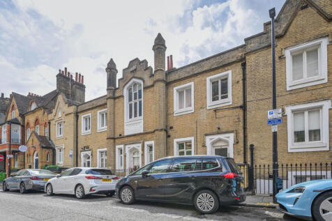 LONG LET. This excellent 1 bedroom flat is located just moments away from a range of amenities, offering well proportioned rooms and a double bedroom.