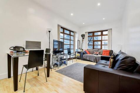 Capital Heights is delighted to present this beautifully appointed three-bedroom, two-bathroom apartment located in the heart of Aldgate East. Set within a secure gated development, this spacious prop
