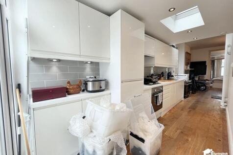 1 bed, 1 bath Apartment in London - Photo 5