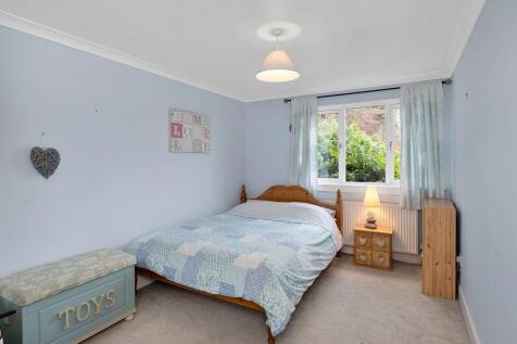 4 bed, 2 bath Detached in Leeds - Photo 15