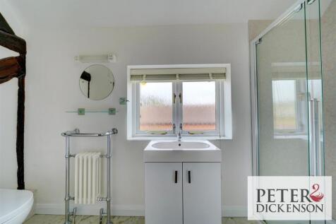 1 Owlets End ensuite.jpg