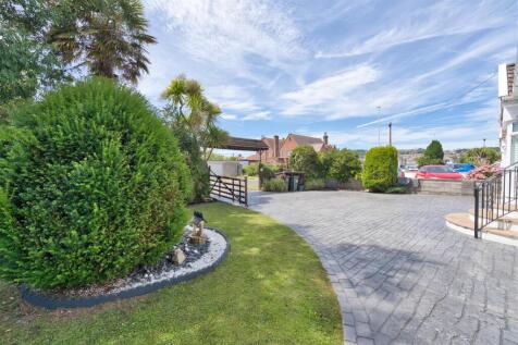 Front Garden & Driveway.jpg