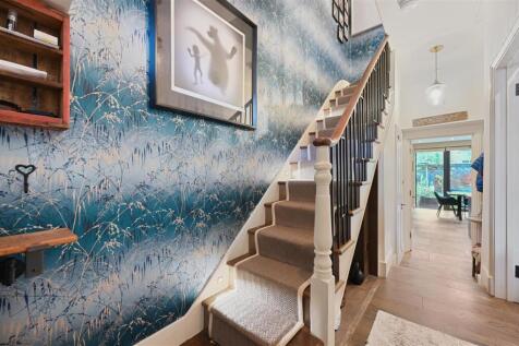 Bradmore Park Road - Hallway1 (1).JPG