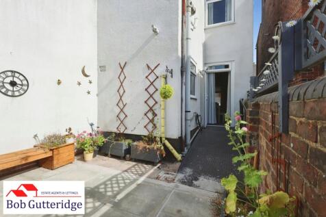 ENCLOSED REAR YARD
