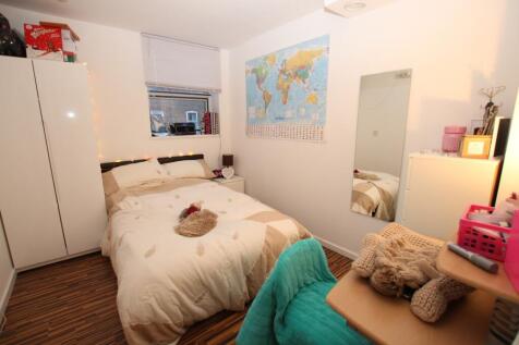 A cozy double bedroom featuring a comfortable b...