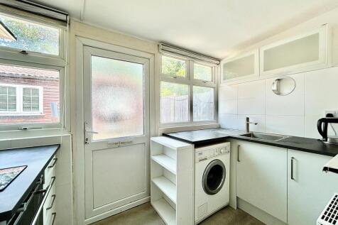 ** Zero Deposit Guarantee Available **
One bedroom ground floor flat with direct access to rear garden and within walking distance to Leytonstone and Leytonstone High Road stations. Available now on a