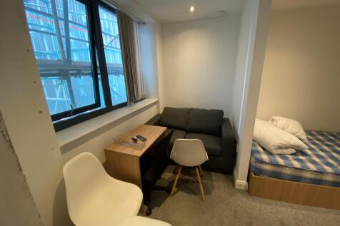 Flat in M1 7AA