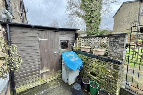 Walled Frontage, Enclosed Rear Yard & Shared Garde