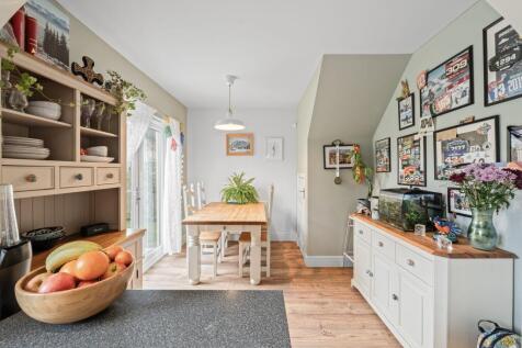 4 bed, 3 bath Detached in Leeds - Photo 4