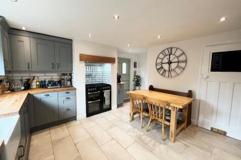 Kitchen (2) New.jpeg