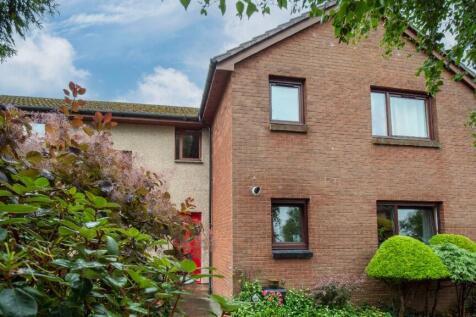 This studio is unfurnished (all white goods included) ground floor studio flat within a peaceful residential development which lies to the south of Edinburgh's city centre.