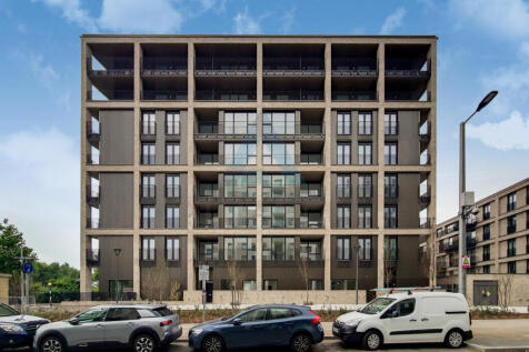 A spacious, contemporary 2 bedroom, 2 bathroom apartment situated on 7th floor of this fine purpose built development, wonderfully located for Stratford. The Apartment is presented excellent condition