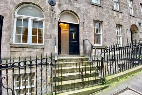 Extremely well presented main door apartment in excellent Old Town locale. Close to all amenities, City Centre and Universities. The property has been recently upgraded throughout and is presented in
