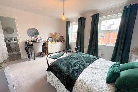 Bedroom 1 alt ang...