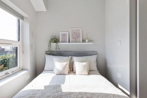 Modern Ensuite Loft room in the borough of Hammersmith & Fulham NW10