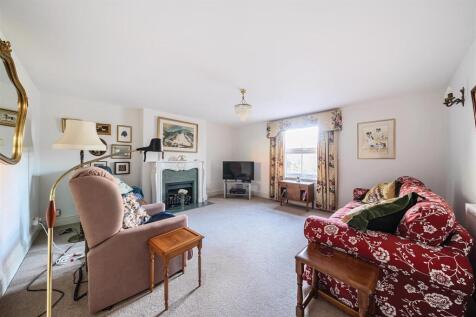 Hse Sitting rm (04).jpg