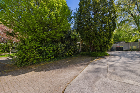 Driveway to the front