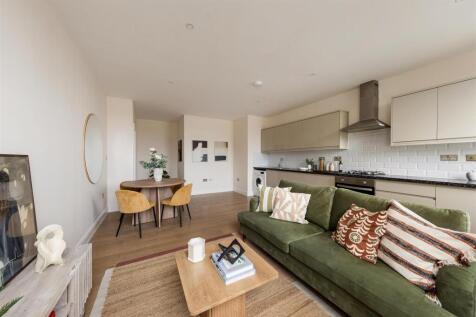 Eastwood Close, E18