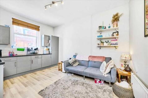A bright modern two bedroom flat in the heart of Balham. The flat bright and airy, fully furnished and has a modern kitchen, wooden flooring and carpets in bedrooms. The property comprises of two doub