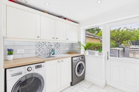 CAM03162G0-PR0284-STILL026