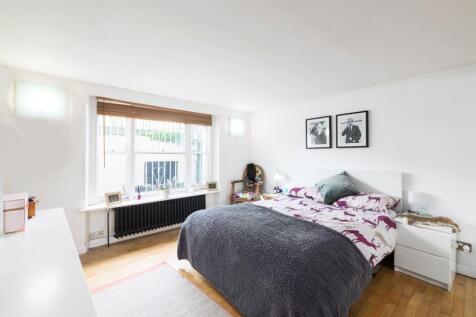 A lovely one double bedroom period conversion, set on the lower ground floor of a handsome Victorian terraced house. A spacious reception room with wood floors, modern fully equipped kitchen with skyl
