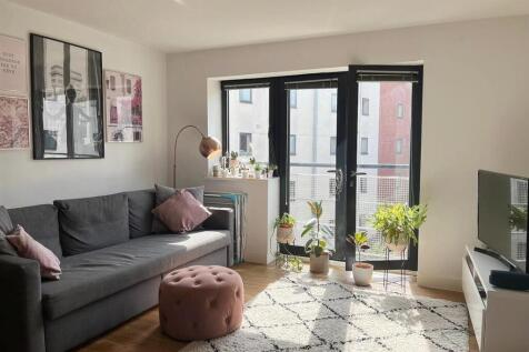 Well presented one bedroom second floor apartment in Watermarque development. Property is furnished to high standard. Generous bedroom with a king size bed and built in wardrobe. Large living room and