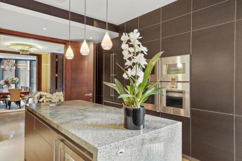 4 bed, 3 bath Apartment in London - Photo 2